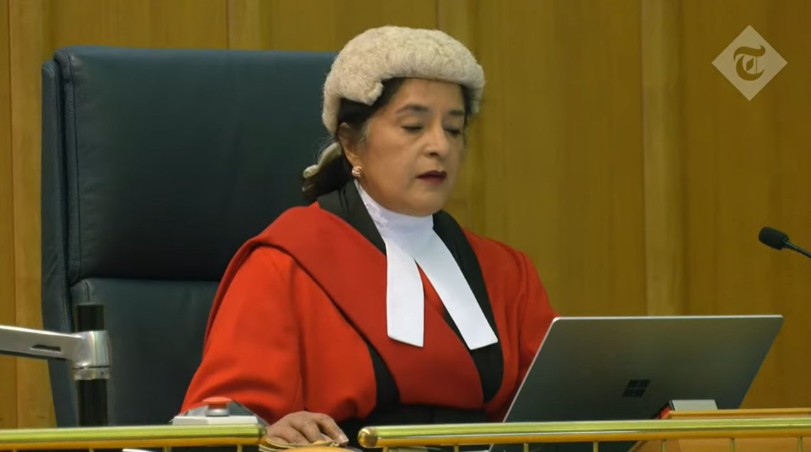 Dommeren, Justice Cheema-Grubb,, leser opp den nådeløse dommen mot drapsmannen Ahmed Alid. Stillbilde video/ Telegraph Dommeren, Justice Cheema-Grubb,, leser opp den nådeløse dommen mot drapsmannen Ahmed Alid. Stillbilde video/ Telegraph