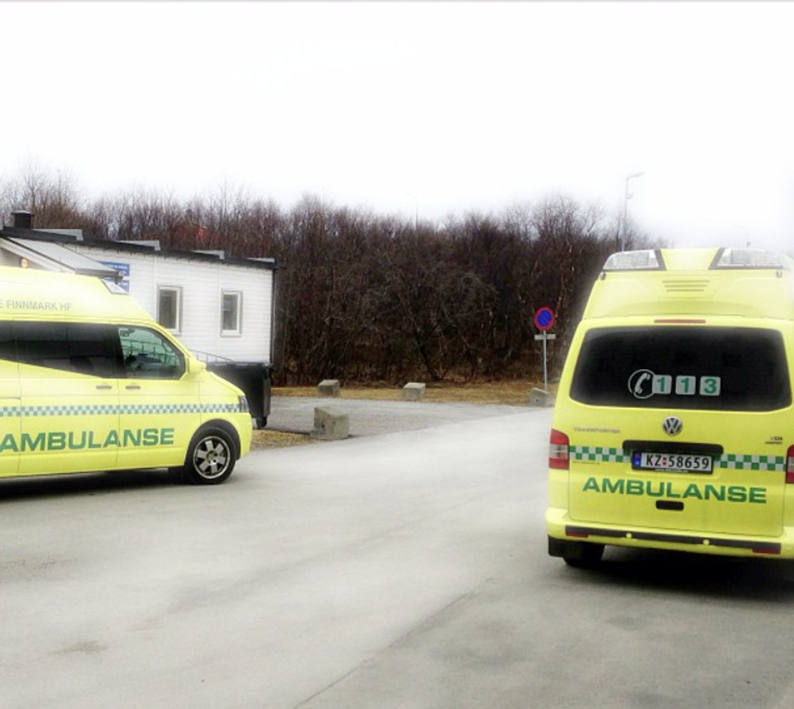 Ambulnser på vei til eller fra Kirkenes sykehus. Foto: Instagram/ safined Ambulnser på vei til eller fra Kirkenes sykehus. Foto: Instagram/ safined