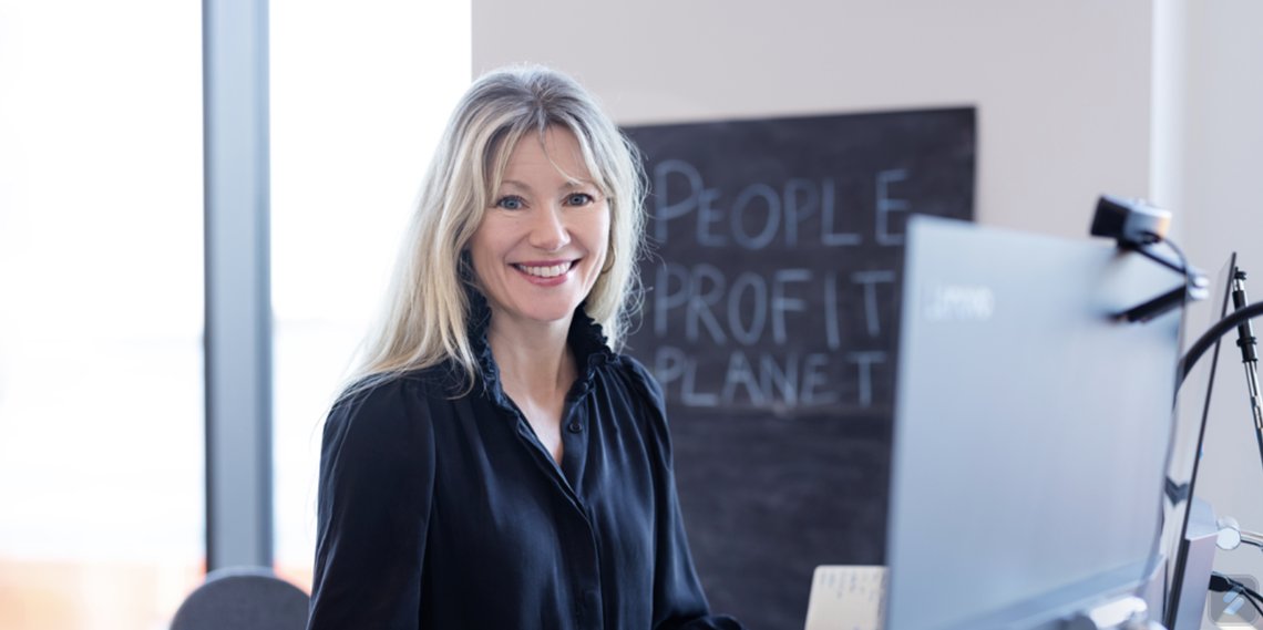 Nysnø-sjef Siri Kalvig på kontoret. På tavlen bak henne står det «PEOPLE - PROFIT - PLANET». Profitten finnes ikke i klimafondet. Foto: Nysnø Nysnø-sjef Siri Kalvig på kontoret. På tavlen bak henne står det «PEOPLE - PROFIT - PLANET». Profitten finnes ikke i klimafondet. Foto: Nysnø