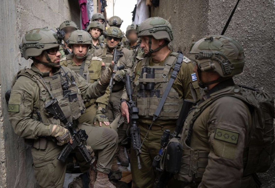 IDF-sjef generalløytnant Herzi Halevi snakker med israelske soldater ved Jabaliya på Gazastripen. Foto: IDF/ X IDF-sjef generalløytnant Herzi Halevi snakker med israelske soldater ved Jabaliya på Gazastripen. Foto: IDF/ X