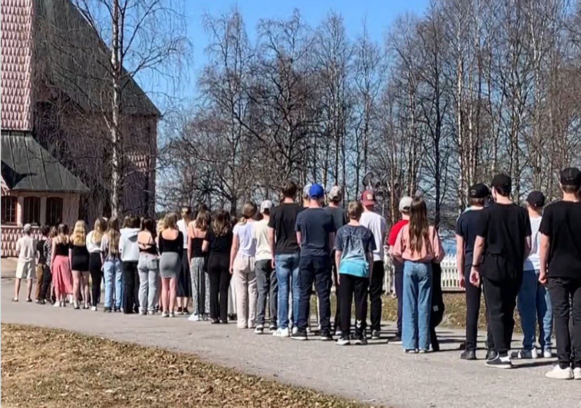 55 av 60 elever stilte opp i protest etter at rektor nektet dem hå ha sin tradisjonelle skoleavslutning i kirken. Stillbilde SVT 55 av 60 elever stilte opp i protest etter at rektor nektet dem hå ha sin tradisjonelle skoleavslutning i kirken. Stillbilde SVT