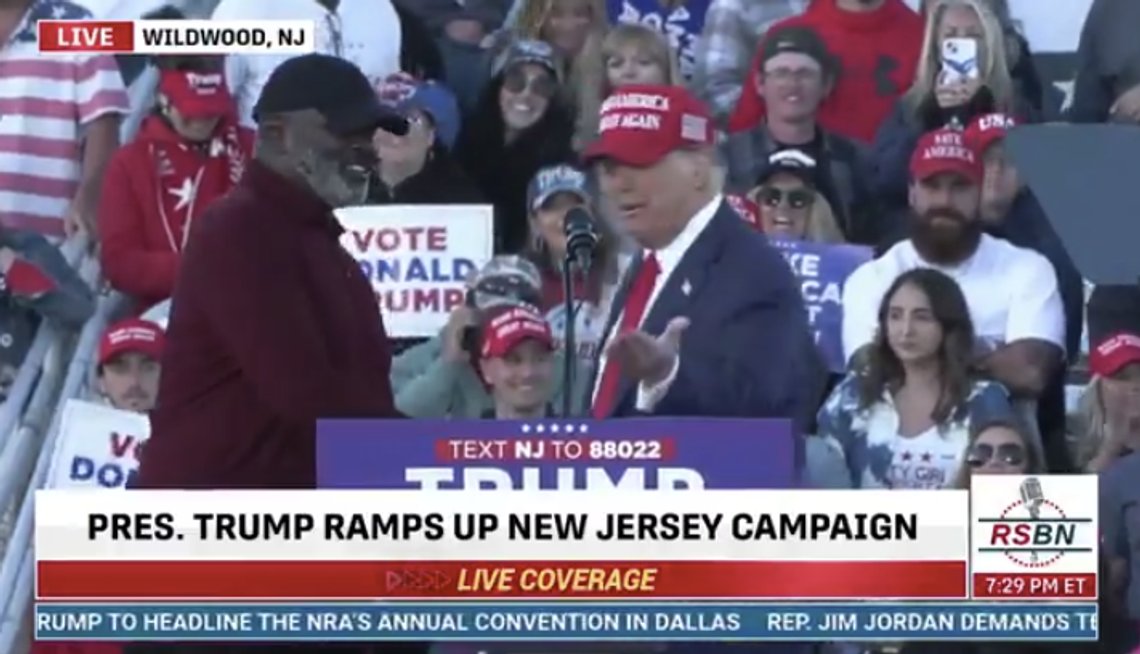 NFL-legenden Lawrence Taylor i møte med Donald Trump på valgmøtet i New Jersey 12. mai. Stillbilde video NFL-legenden Lawrence Taylor i møte med Donald Trump på valgmøtet i New Jersey 12. mai. Stillbilde video
