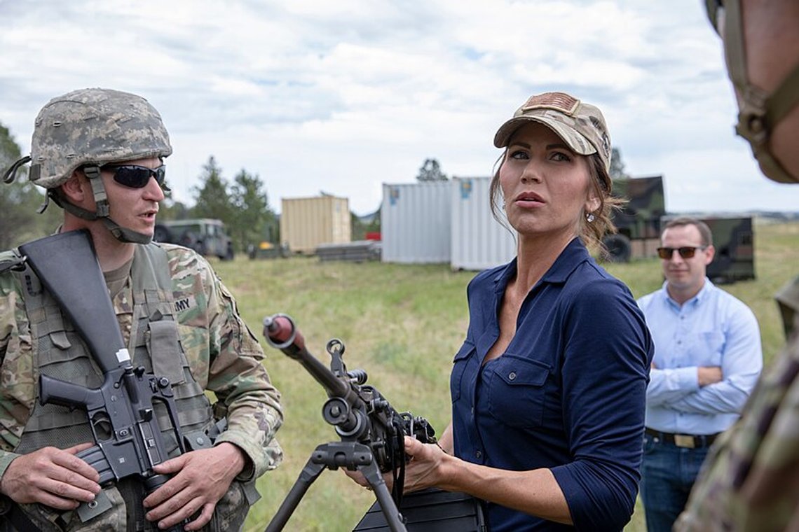 Sør-Dakotas guvernør Kristi Noem besøker amerikanske tropper under Golden Coyote-øvelsen 2019 i Rapid City, S.D., 14. juni 2019. Foto: Wikimedia Commons, SPC Jamaal Warner. Sør-Dakotas guvernør Kristi Noem besøker amerikanske tropper under Golden Coyote-øvelsen 2019 i Rapid City, S.D., 14. juni 2019. Foto: Wikimedia Commons, SPC Jamaal Warner.