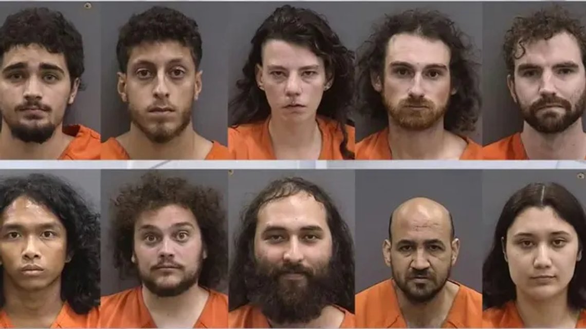 De ti demonstrantene som ble arrestert på University of South Floridas campus ble identifisert som Adnan Elyaman, Anas Juma, Bailey Wagner, Cameron Pressey, Daniel Powell, Emmanuel Atmosfera, Jeff Geffon, Leonardo Tilelli, Atah Othman, Sarah Fayiz. Kilde: Hillsborough County Sheriff's Office. De ti demonstrantene som ble arrestert på University of South Floridas campus ble identifisert som Adnan Elyaman, Anas Juma, Bailey Wagner, Cameron Pressey, Daniel Powell, Emmanuel Atmosfera, Jeff Geffon, Leonardo Tilelli, Atah Othman, Sarah Fayiz. Kilde: Hillsborough County Sheriff's Office.