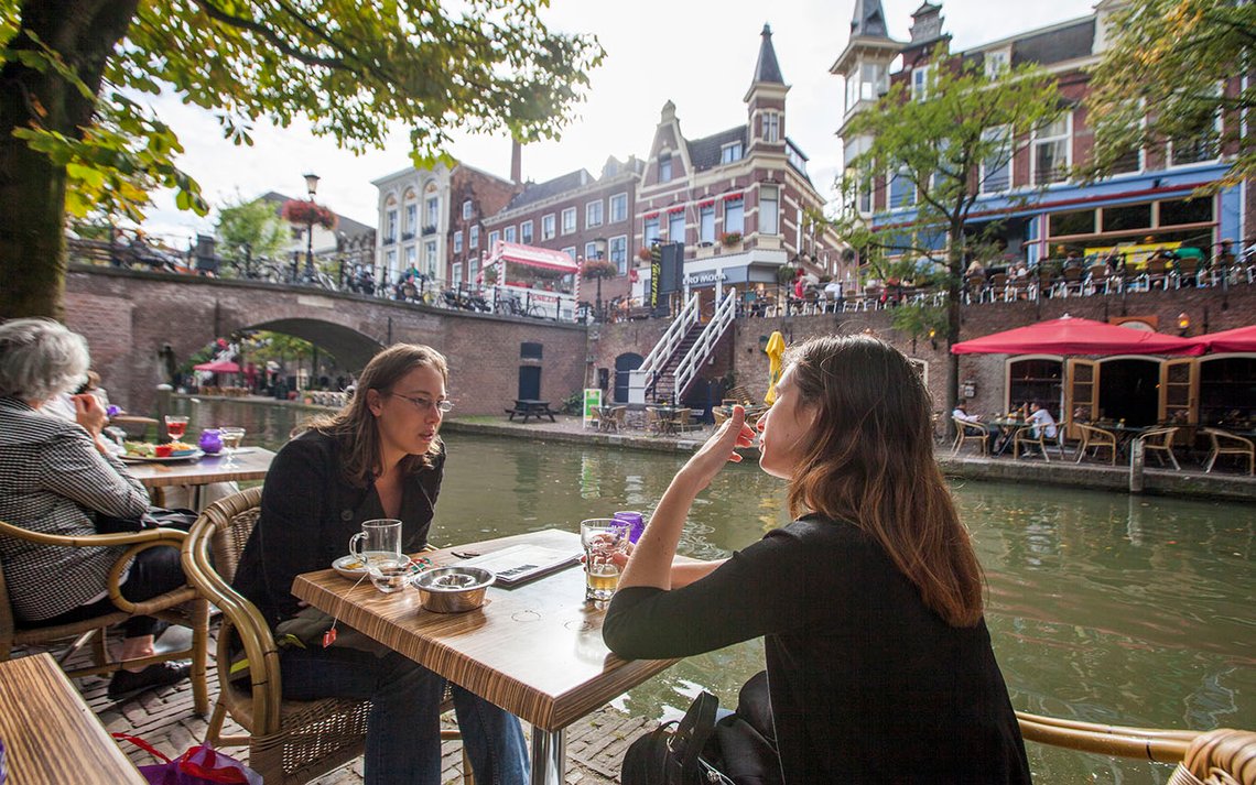Andre migranter kalte Meri «ostehoder» og lurte på om hun virkelig ville høre til blant kafirene. For å la seg integrere må deler av muslimenes kultur legges til side, og det er haram. Foto fra Utrecht: Arnt Jensvoll / Document Andre migranter kalte Meri «ostehoder» og lurte på om hun virkelig ville høre til blant kafirene. For å la seg integrere må deler av muslimenes kultur legges til side, og det er haram. Foto fra Utrecht: Arnt Jensvoll / Document