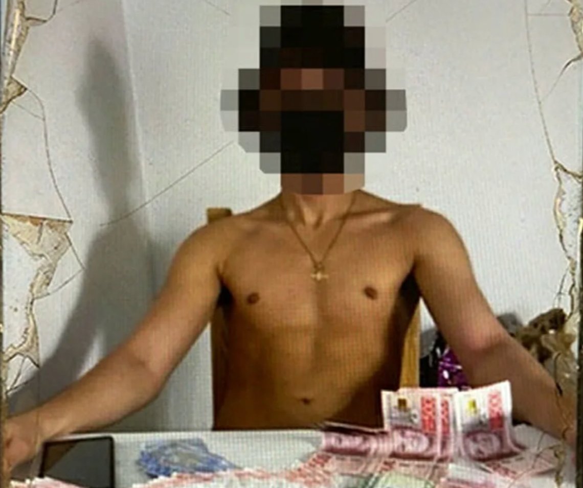 15--åringen svømmer i cash og det gir en berusende følelse. Foto: Politiet 15--åringen svømmer i cash og det gir en berusende følelse. Foto: Politiet
