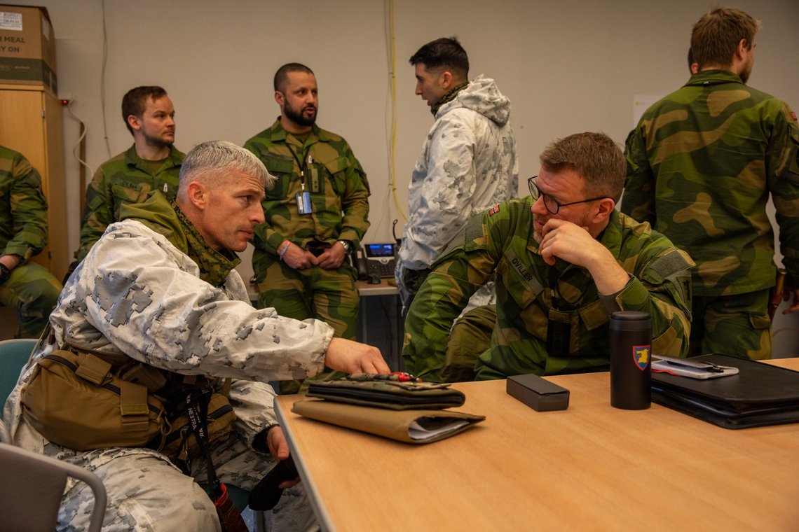 Ledelsen i Finnmark landforsvar, oberst Jørn Qviller, sammen med allierte styrker under øvelse Joint Viking. Foto: Arnfinn Sjøenden/Forsvaret Ledelsen i Finnmark landforsvar, oberst Jørn Qviller, sammen med allierte styrker under øvelse Joint Viking. Foto: Arnfinn Sjøenden/Forsvaret