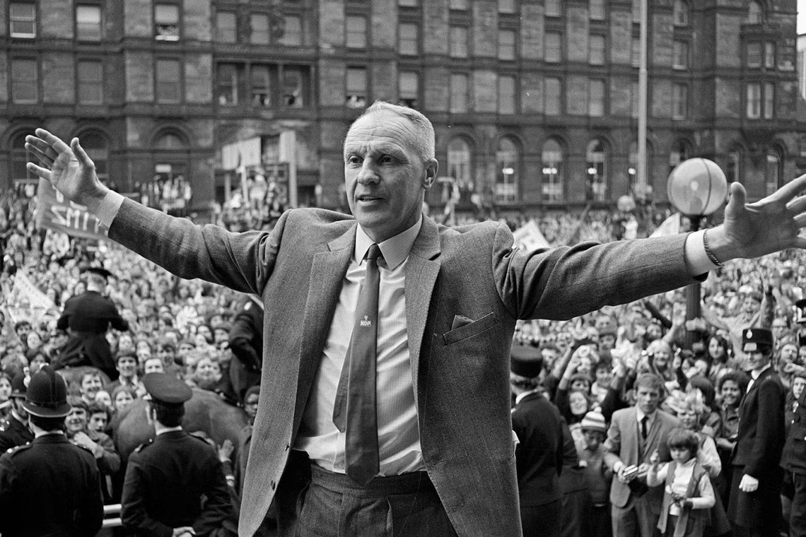 – Some people believe football is a matter of life and death, I am very disappointed with that attitude. I can assure you it is much, much more important than that.
Bill Shankly skjønte betydningen av fotball, og trengte ingen parterapeut. Foto: Liverpool FC. – Some people believe football is a matter of life and death, I am very disappointed with that attitude. I can assure you it is much, much more important than that.
Bill Shankly skjønte betydningen av fotball, og trengte ingen parterapeut. Foto: Liverpool FC.