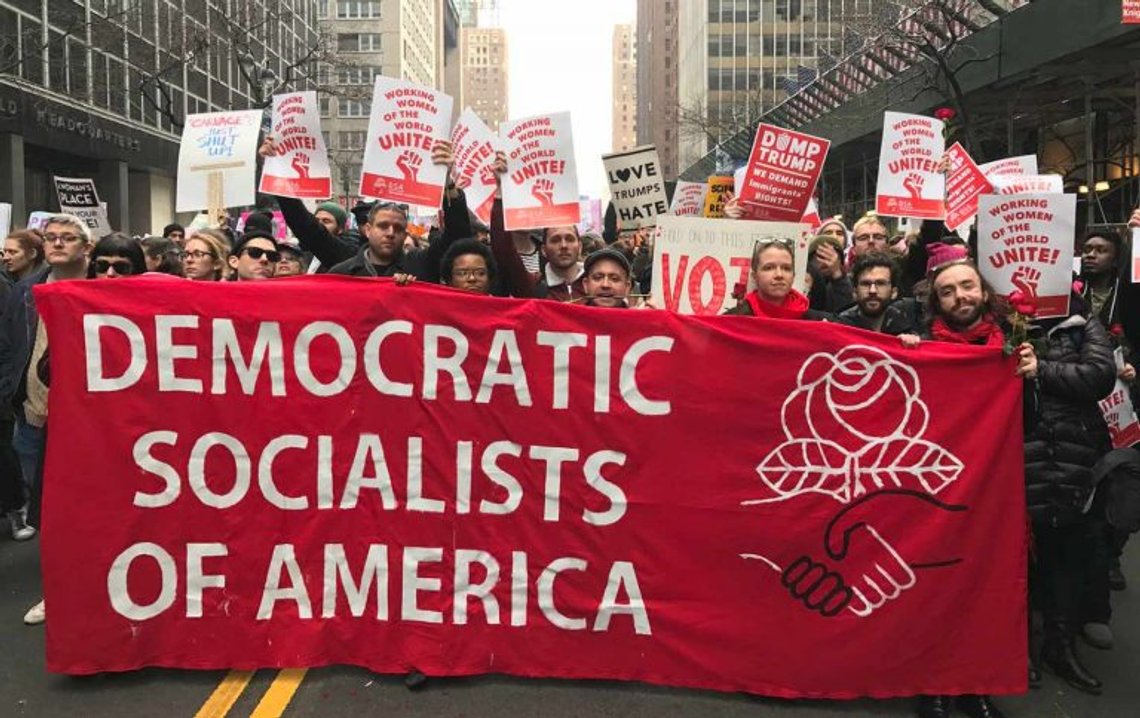 Democratic Socialists of America for noen år siden. I dag går de i Hamas-tog og skriker «From the river to the sea». Foto: DSA Democratic Socialists of America for noen år siden. I dag går de i Hamas-tog og skriker «From the river to the sea». Foto: DSA