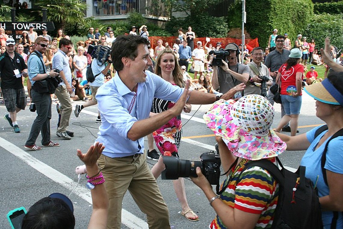 Justin Trudeau på Vancouver LGBTQ Pride 2015, kort tid etter lanseringen av valgkampanjen for det føderale valget i Canada i 2015. Foto: Wikimedia Commons. Justin Trudeau på Vancouver LGBTQ Pride 2015, kort tid etter lanseringen av valgkampanjen for det føderale valget i Canada i 2015. Foto: Wikimedia Commons.
