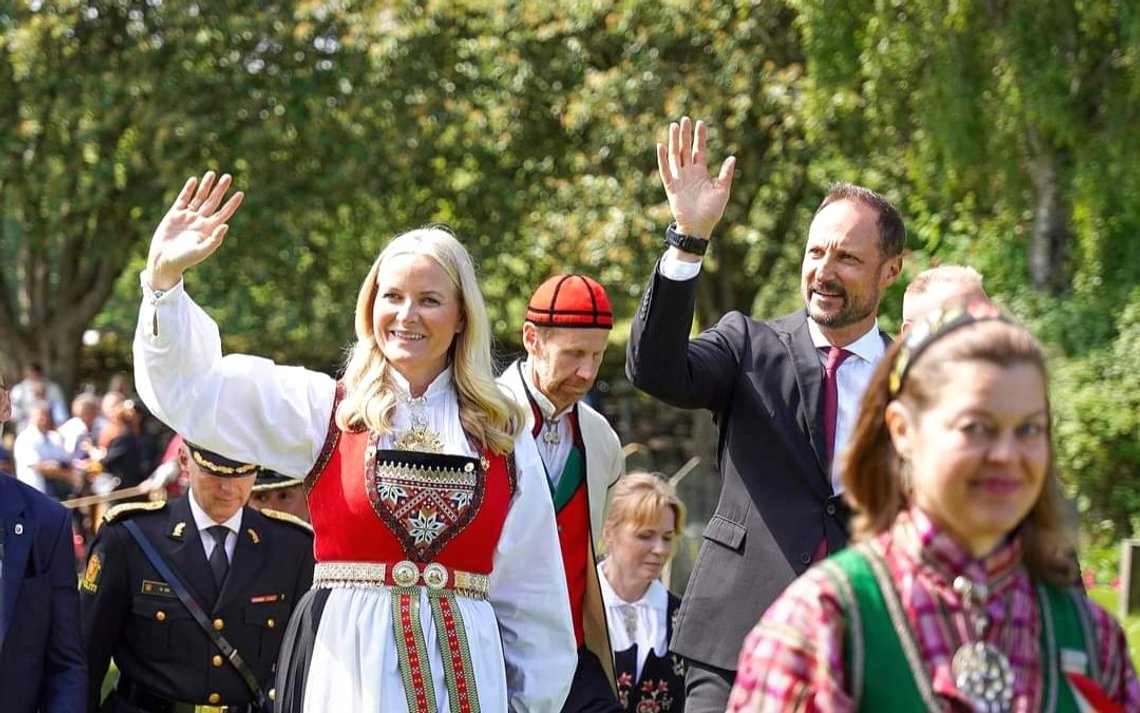 DD.KK.HH. Kronprins Haakon og Kronprinsesse Mette-Marit var til stede under tusenårsjubileet for Kristenretten lørdag 1. juni 2024. Skjerdump fra Facebook, Moster2024. DD.KK.HH. Kronprins Haakon og Kronprinsesse Mette-Marit var til stede under tusenårsjubileet for Kristenretten lørdag 1. juni 2024. Skjerdump fra Facebook, Moster2024.