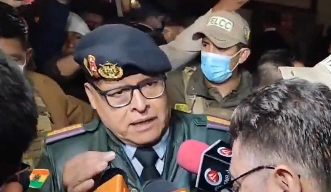 Tidligere hærsjef, generalkommandant Juan José Zúñiga holder en improvisert pressekonferanse, før han blir ført bort av politiet, som akkurat har arrestert ham. (Skjermbilde fra video/X) Tidligere hærsjef, generalkommandant Juan José Zúñiga