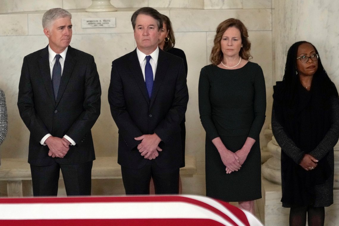 Høyesterettsdommer Neil Gorsuch, høyesterettsdommer Brett Kavanaugh, høyesterettsdommer Amy Coney Barrett og høyesterettsdommer Ketanji Brown Jackson deltar på en privat seremoni for den pensjonerte høyesterettsdommeren Sandra Day O'Connor før den offentlige hvilen i den store salen i høyesterett i Washington, mandag 18. desember 2023. O'Connor, som er født i Arizona og var den første kvinnen som satt i landets høyeste domstol, døde 1. desember, 93 år gammel. (AP Photo/Jacquelyn Martin, Pool) Høyesterettsdommer Neil Gorsuch, høyesterettsdommer Brett Kavanaugh, høyesterettsdommer Amy Coney Barrett og høyesterettsdommer Ketanji Brown Jackson deltar på en privat seremoni for den pensjonerte høyesterettsdommeren Sandra Day O'Connor før den offentlige hvilen i den store salen i høyesterett i Washington, mandag 18. desember 2023. O'Connor, som er født i Arizona og var den første kvinnen som satt i landets høyeste domstol, døde 1. desember, 93 år gammel. (AP Photo/Jacquelyn Martin, Pool)