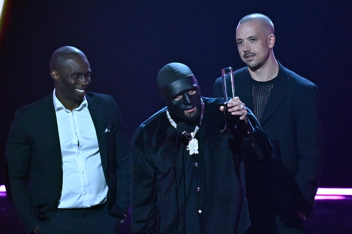C. Gambino (i midten) blir her tildelt den svenske musikkprisen Grammis for årets hiphop i Stockholm 8. mai 2024. Foto: Pontus Lundahl, TT-NTB. C. Gambino (i midten) blir her tildelt den svenske musikkprisen Grammis for årets hiphop i Stockholm 8. mai 2024. Foto: Pontus Lundahl, TT-NTB.