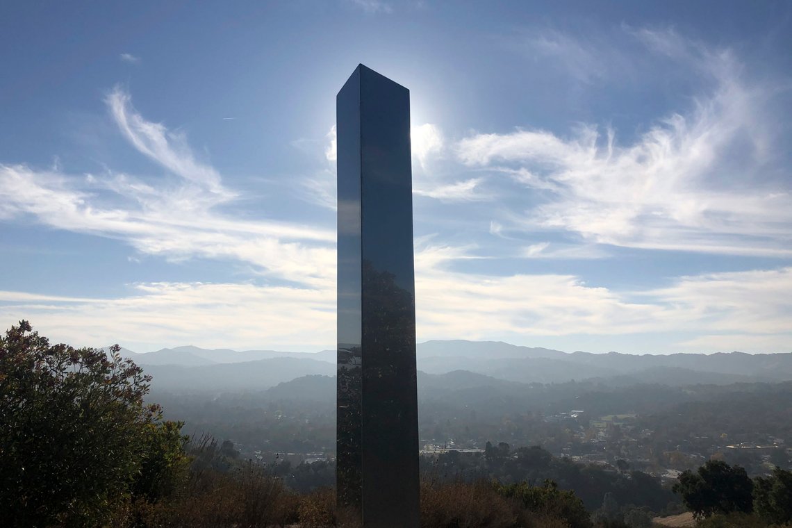 Monolitt i California
En monolitt står i en åsside i Stadium Park i Atascadero, California, tirsdag 2. desember 2020. Få dager etter oppdagelsen og den raske forsvinningen av to skinnende metallmonolitter en halv verden fra hverandre, har en annen ruvende struktur dukket opp, denne gangen på toppen av en sti i Sør-California. De rette sidene og høyden ligner på en som ble oppdaget i Utah-ørkenen og en annen som ble funnet i Romania. (Kaytlyn Leslie/The Tribune (fra San Luis Obispo) via AP) Monolitt i California
En monolitt står i en åsside i Stadium Park i Atascadero, California, tirsdag 2. desember 2020. Få dager etter oppdagelsen og den raske forsvinningen av to skinnende metallmonolitter en halv verden fra hverandre, har en annen ruvende struktur dukket opp, denne gangen på toppen av en sti i Sør-California. De rette sidene og høyden ligner på en som ble oppdaget i Utah-ørkenen og en annen som ble funnet i Romania. (Kaytlyn Leslie/The Tribune (fra San Luis Obispo) via AP)