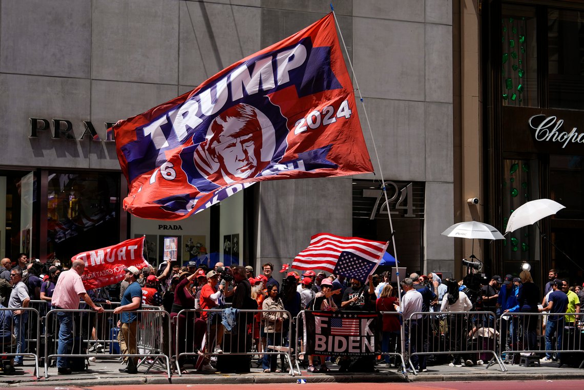 En solid gjeng med Trump-tilhengere var samlet utenfor Trump Tower i New York fredag, der den tidligere presidenten holdt en tale hvor han hamret løs på det amerikanske rettsvesenet. Foto: Julia Nikhinson / AP / NTB En solid gjeng med Trump-tilhengere var samlet utenfor Trump Tower i New York fredag, der den tidligere presidenten holdt en tale hvor han hamret løs på det amerikanske rettsvesenet. Foto: Julia Nikhinson / AP / NTB