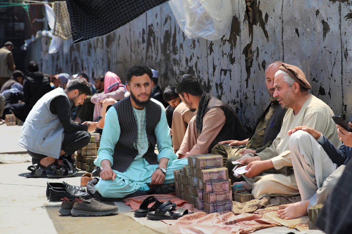 Tysklands regjering har hentet Taliban-tilhengere til Tyskland, til tross for advarsler fra tysk etterretningstjeneste. Bildet viser pengevekslere på gaten i Kabul. Foto: Siddiqullah Alizai / AP / NTB Tysklands regjering har hentet Taliban-tilhengere til Tyskland, til tross for advarsler fra tysk etterretningstjeneste. Bildet viser pengevekslere på gaten i Kabul. Foto: Siddiqullah Alizai / AP / NTB