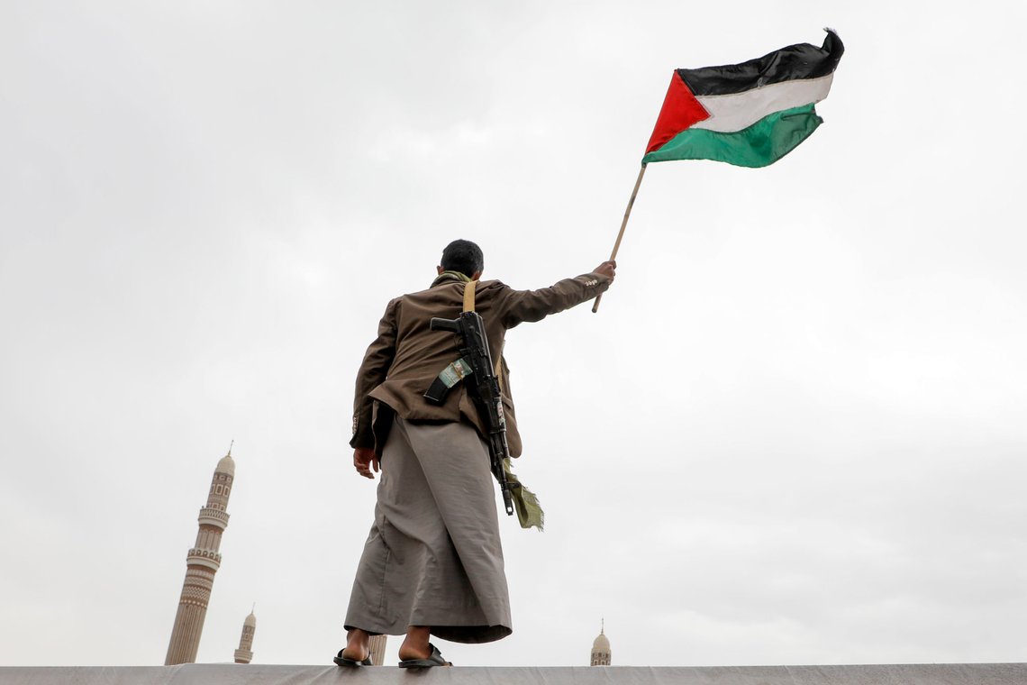 En Houthi-tilhenger vifter med et palestinsk flagg under en demonstrasjon mot de USA-ledede angrepene mot Jemen og til støtte for palestinerne på Gazastripen, i Sanaa i Jemen, fredag 26. april 2024. Foto: AP/Osamah Abdulrahman En Houthi-tilhenger vifter med et palestinsk flagg under en demonstrasjon mot de USA-ledede angrepene mot Jemen og til støtte for palestinerne på Gazastripen, i Sanaa i Jemen, fredag 26. april 2024. Foto: AP/Osamah Abdulrahman