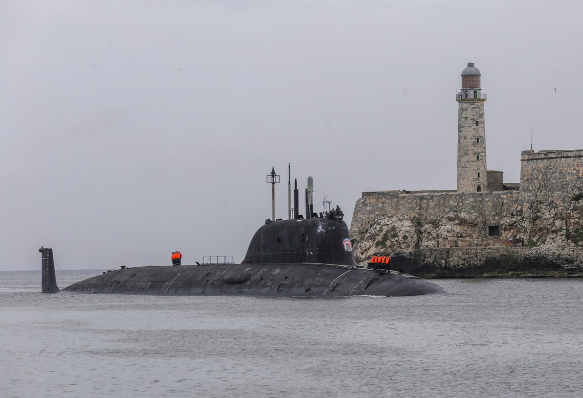En atomubåt i Kazan-klassen er blant de russiske krigsskipene som har ankommet Cuba. Her er ubåten fotografert i havnen i hovedstaden Havanna. Foto: Ariel Ley / AP / NTB En atomubåt i Kazan-klassen er blant de russiske krigsskipene som har ankommet Cuba. Her er ubåten fotografert i havnen i hovedstaden Havanna. Foto: Ariel Ley / AP / NTB