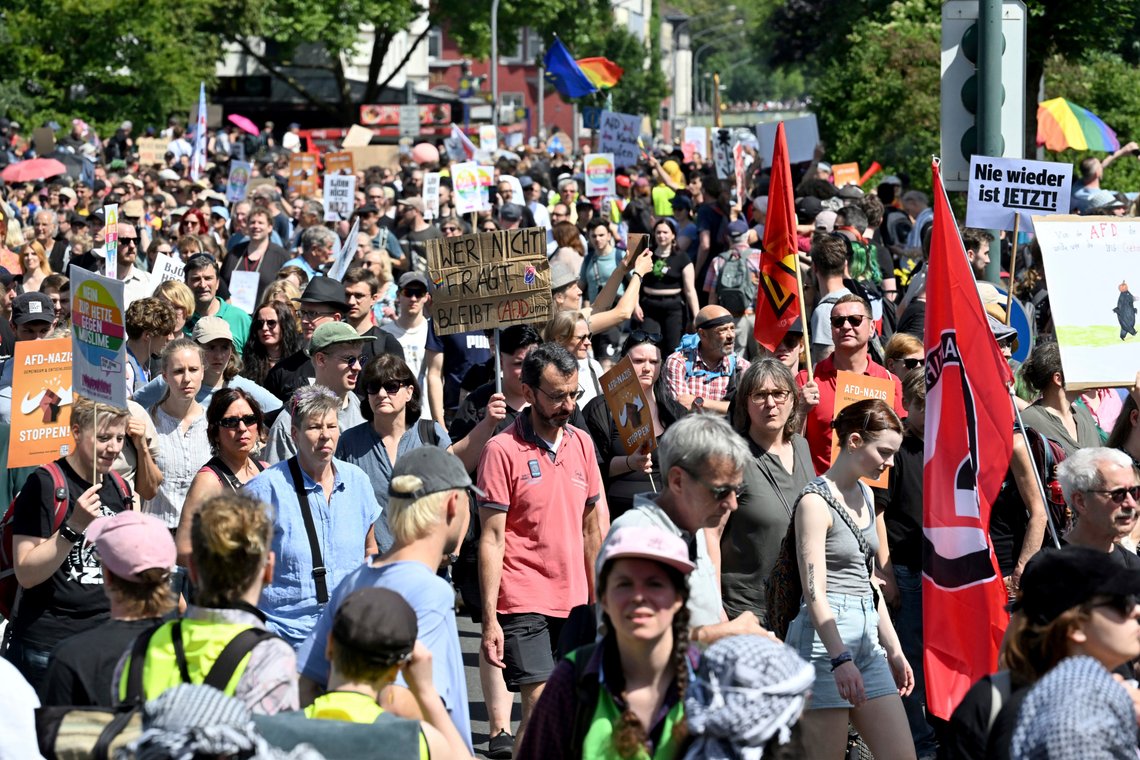 Her ser vi Antifa-flagget i folkemengden. Henning Kaiser/dpa via AP Her ser vi Antifa-flagget i folkemengden. Henning Kaiser/dpa via AP