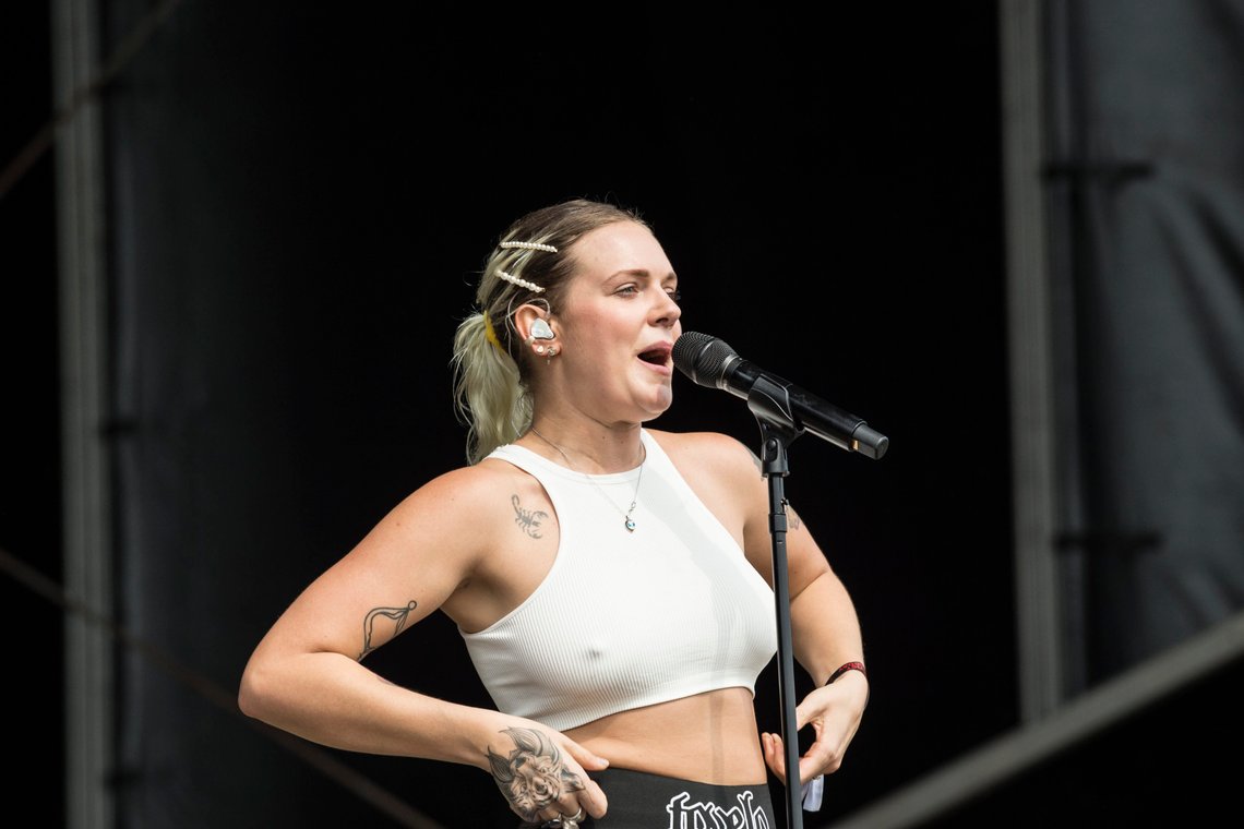 Den svenske sangerinnen Tove Lo viser brystene sine til publikums store begeistring Foto: Helle Arensbak/Ritzau Scanpix Den svenske sangerinnen Tove Lo viser brystene sine til publikums store begeistring Foto: Helle Arensbak/Ritzau Scanpix