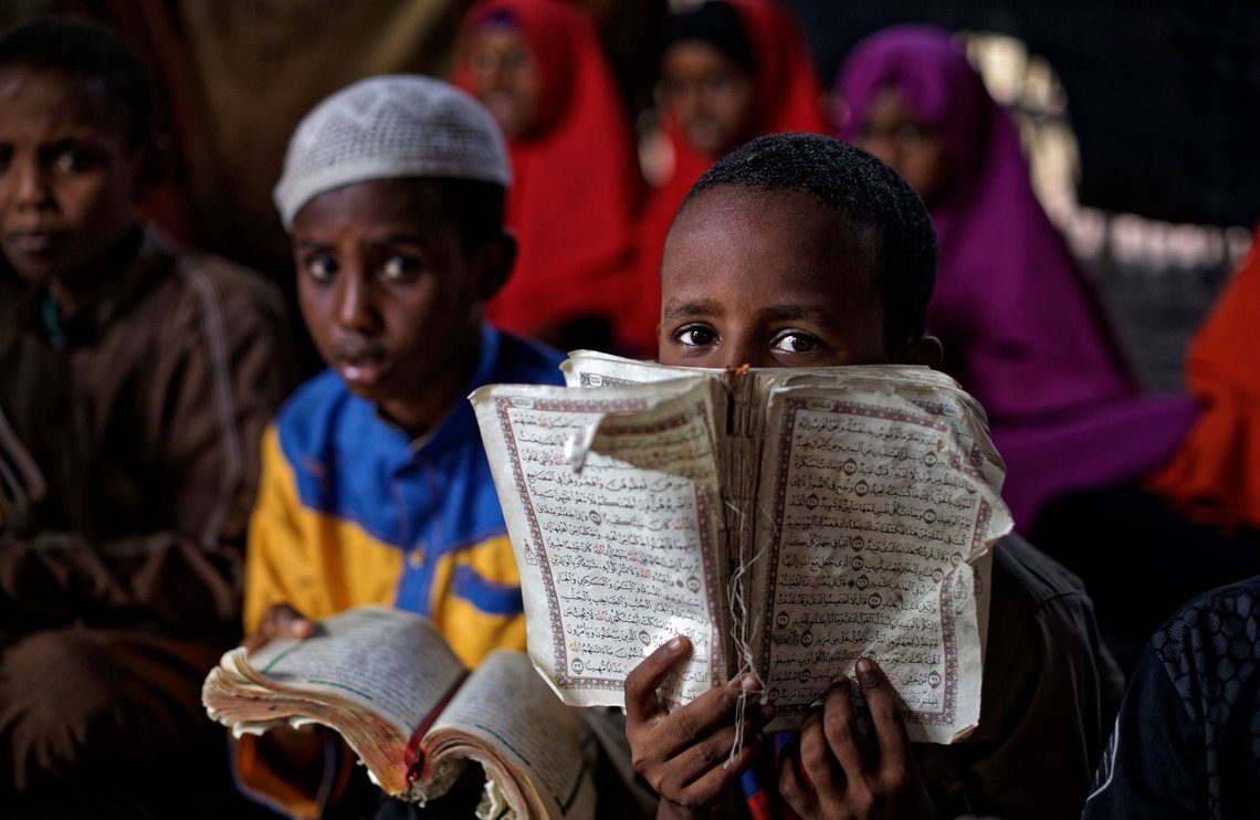 Somaliske gutter resiterer koranen på en islamsk religiøs skole i Dadaab flyktningleir i Kenya. Arkivfoto: Ben Curtis, AP-NTB. Somaliske gutter resiterer koranen på en islamsk religiøs skole i Dadaab flyktningleir i Kenya. Arkivfoto: Ben Curtis, AP-NTB.