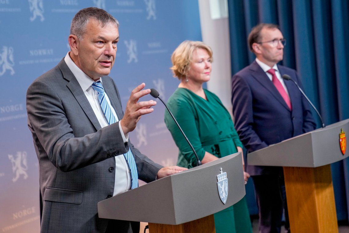 Oslo 20240617.
Utenriksminister Espen Barth Eide (Ap), utviklingsminister Anne Beathe Tvinnereim (Sp) og UNRWAs generalkommissær Philippe Lazzarini deltar på pressekonferansen om Norges støtte til UNRWA i Oslo mandag.
Foto: Fredrik Varfjell / NTB Oslo 20240617.
Utenriksminister Espen Barth Eide (Ap), utviklingsminister Anne Beathe Tvinnereim (Sp) og UNRWAs generalkommissær Philippe Lazzarini deltar på pressekonferansen om Norges støtte til UNRWA i Oslo mandag.
Foto: Fredrik Varfjell / NTB