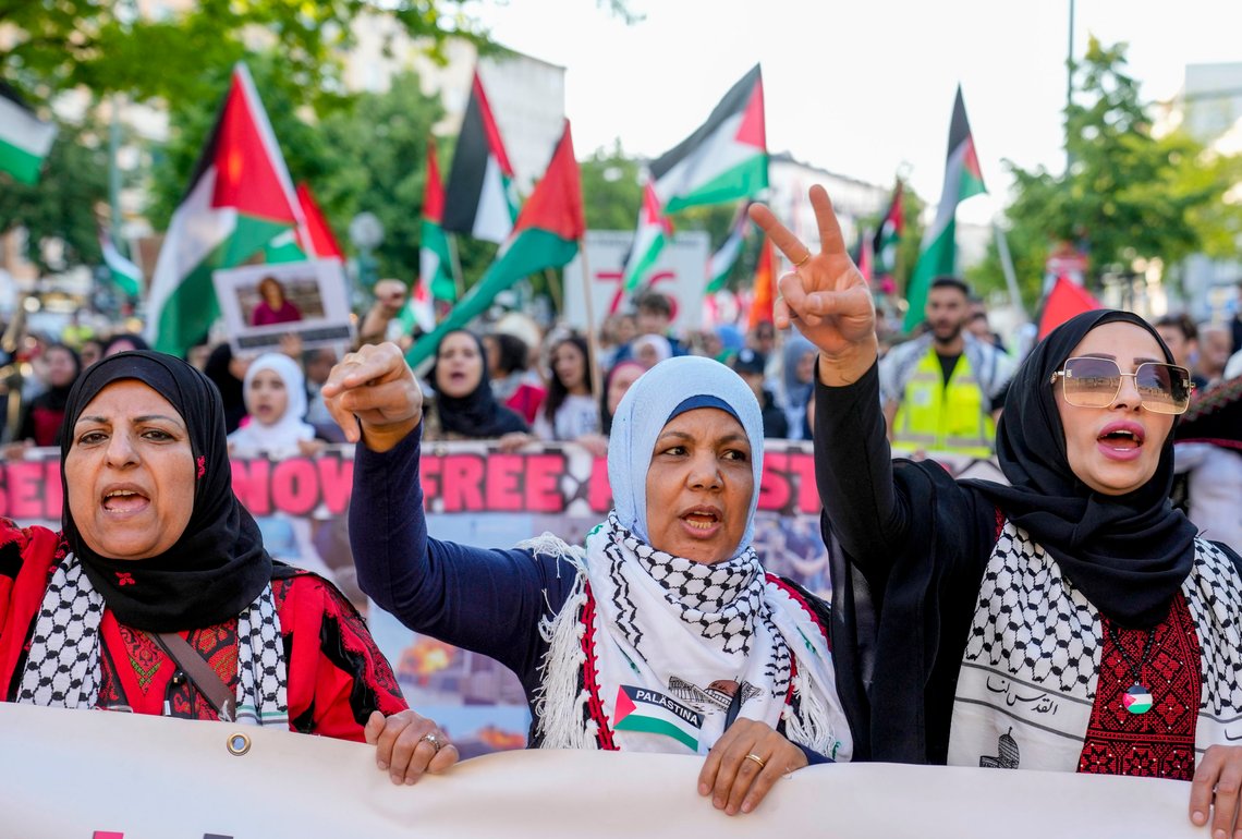 Et «snapshot» av dagens Tyskland. «Tyskere» hyller Hamas i gatene i Berlin. Foto: AP /Ebrahim Noroozi/ NTB Et «snapshot» av dagens Tyskland. «Tyskere» hyller Hamas i gatene i Berlin. Foto: AP /Ebrahim Noroozi/ NTB