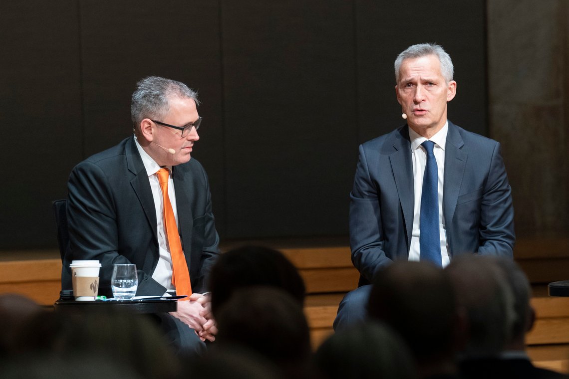 Oslo 20221208.
Rådgiver i Civita Eirik Løkke i samtale med Jens Stoltenberg. Generalsekretær i NATO Jens Stoltenberg holder foredraget om Russland, Ukraina og Natos sikkerhets-politiske utfordringer under Civitafrokost i Universitetets aula.
Foto: Terje Bendiksby / NTB Oslo 20221208.
Rådgiver i Civita Eirik Løkke i samtale med Jens Stoltenberg. Generalsekretær i NATO Jens Stoltenberg holder foredraget om Russland, Ukraina og Natos sikkerhets-politiske utfordringer under Civitafrokost i Universitetets aula.
Foto: Terje Bendiksby / NTB