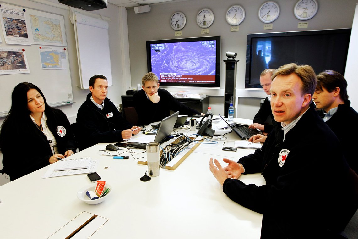 OSLO 20110311. Børge Brende (t.h.) generalsekretær i Norges Røde Kors, briefes av aksjonsgruppa som er nedsatt for å håndtere den dramatiske situasjonen etter jordskjelvet og tsunamien i Japan fredag. Andre personer rundt bordet er Leni Stenseth (f.v.), internasjonal direktør, Olav Aasland, nasjonal koordinator, Tørris Jæger, nødhjelpssjef, Torben Henriksen, programansvarlig, og Bernt G. Apeland, kommunikasjon- og markedsdirektør.
Foto: Erlend Aas / NTB OSLO 20110311. Børge Brende (t.h.) generalsekretær i Norges Røde Kors, briefes av aksjonsgruppa som er nedsatt for å håndtere den dramatiske situasjonen etter jordskjelvet og tsunamien i Japan fredag. Andre personer rundt bordet er Leni Stenseth (f.v.), internasjonal direktør, Olav Aasland, nasjonal koordinator, Tørris Jæger, nødhjelpssjef, Torben Henriksen, programansvarlig, og Bernt G. Apeland, kommunikasjon- og markedsdirektør.
Foto: Erlend Aas / NTB