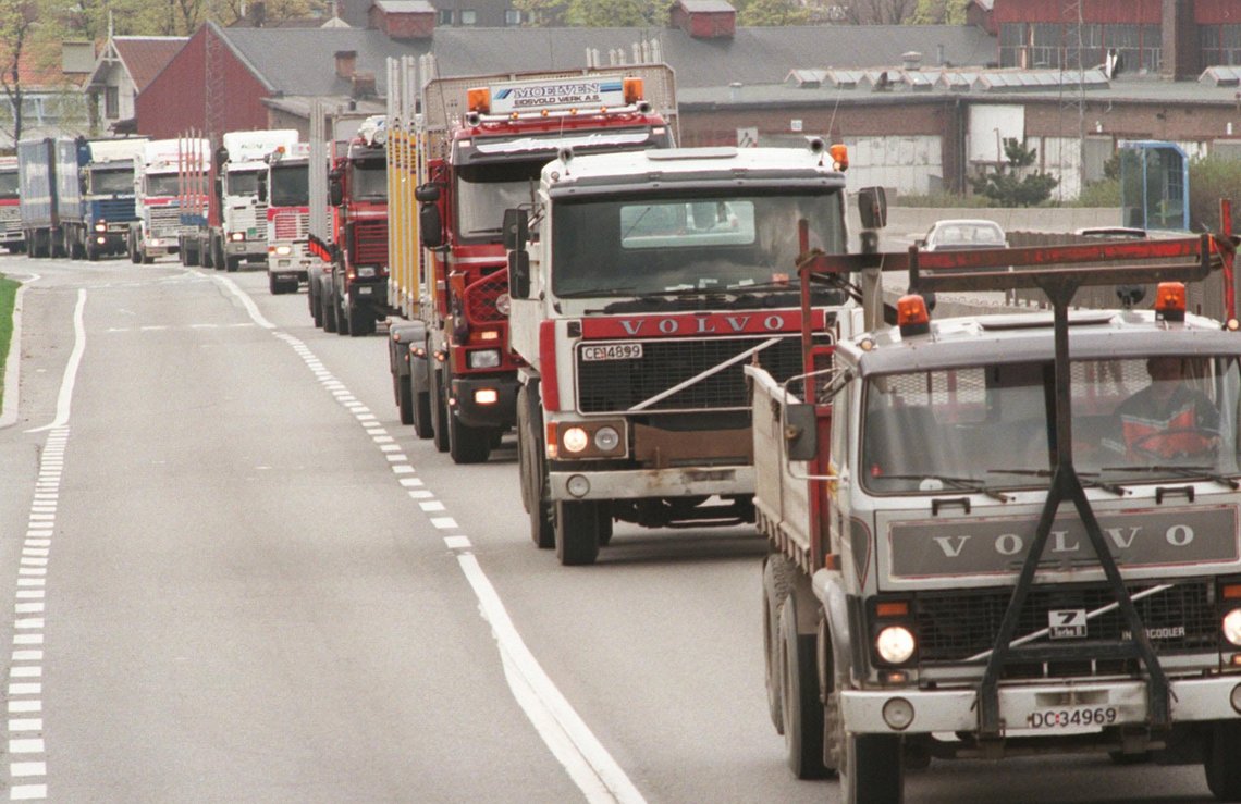 Lang rekke av lastebiler på E6 ut av Oslo mot Trondheim onsdag ettermiddag. (NTB-foto: Per Løchen)
/ Demonstrasjoner / Lastebiler / Lastebileiere / Trailere / Trafikk / Veier / Lang rekke av lastebiler på E6 ut av Oslo mot Trondheim onsdag ettermiddag. (NTB-foto: Per Løchen)
/ Demonstrasjoner / Lastebiler / Lastebileiere / Trailere / Trafikk / Veier /