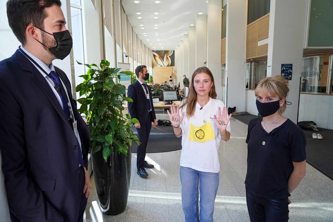 To av aktivistene fra Extinction Rebellion som demonstrerte inne i lokalene til Olje- og energidepartementet i august 2021. (Foto: Ole Berg-Rusten / NTB) To av aktivistene fra Extinction Rebellion som demonstrerte inne i lokalene til Olje- og energidepartementet i august 2021. (Foto: Ole Berg-Rusten / NTB)