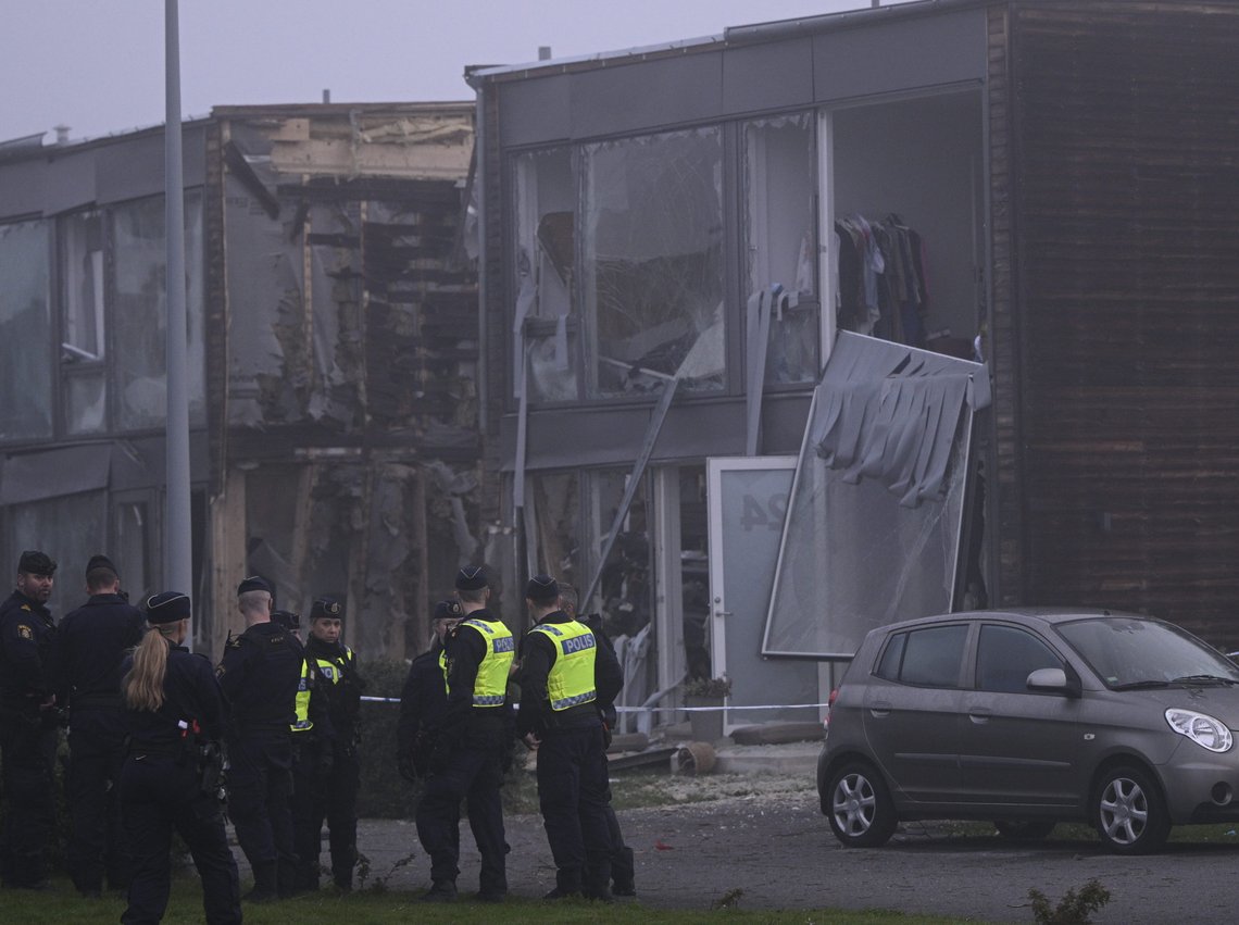 En kraftig eksplosjon skjedde i Fullerö ved Uppsala 28. september 2023. Ei kvinne ble drept av bomben. Foto: Anders Wiklund, TT/NTB. En kraftig eksplosjon skjedde i Fullerö ved Uppsala 28. september 2023. Ei kvinne ble drept av bomben. Foto: Anders Wiklund, TT/NTB.