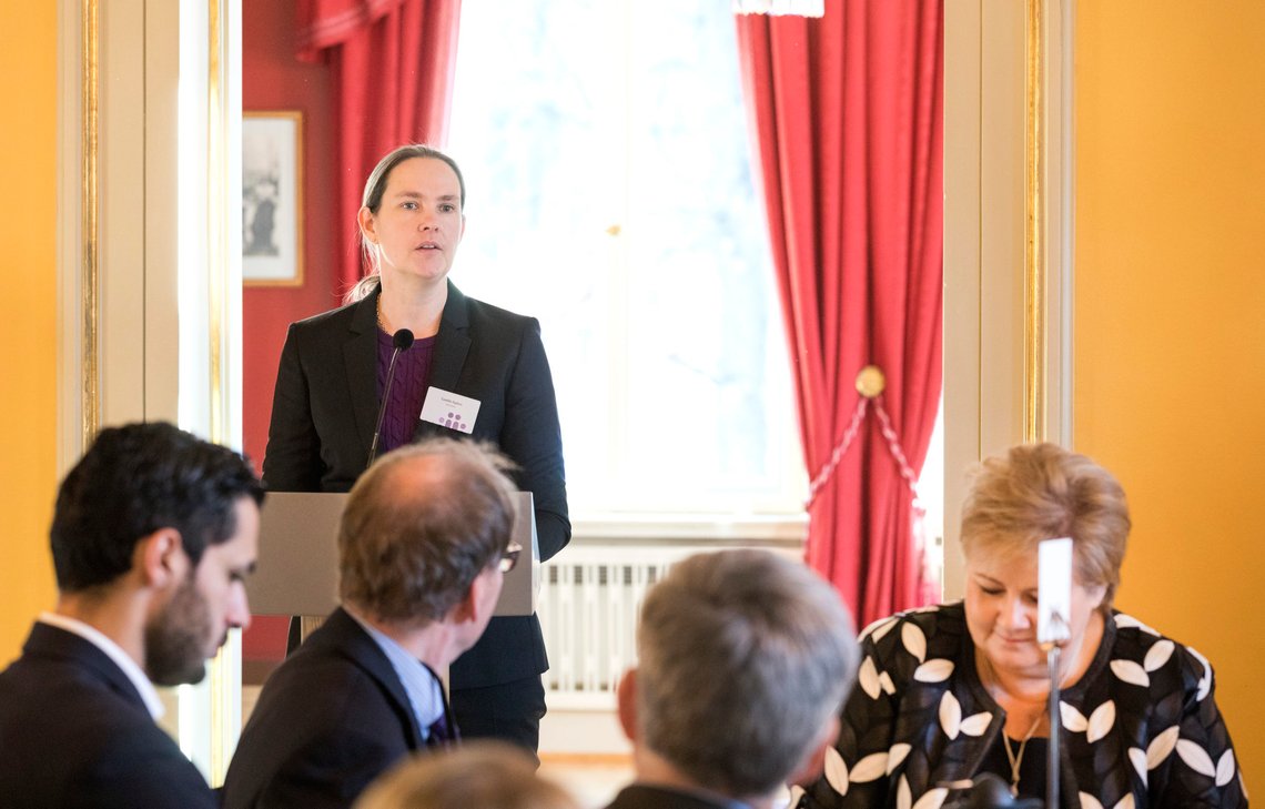 Camilla Tepfers fra inFuture menr vi må vaksineres mot informasjon som kommer fra andre enn hennes klienter. Her under et foredrag for blant annet daværende statsminister Erna Solberg. Foto: Gorm Kallestad / NTB Camilla Tepfers fra inFuture menr vi må vaksineres mot informasjon som kommer fra andre enn hennes klienter. Her under et foredrag for blant annet daværende statsminister Erna Solberg. Foto: Gorm Kallestad / NTB