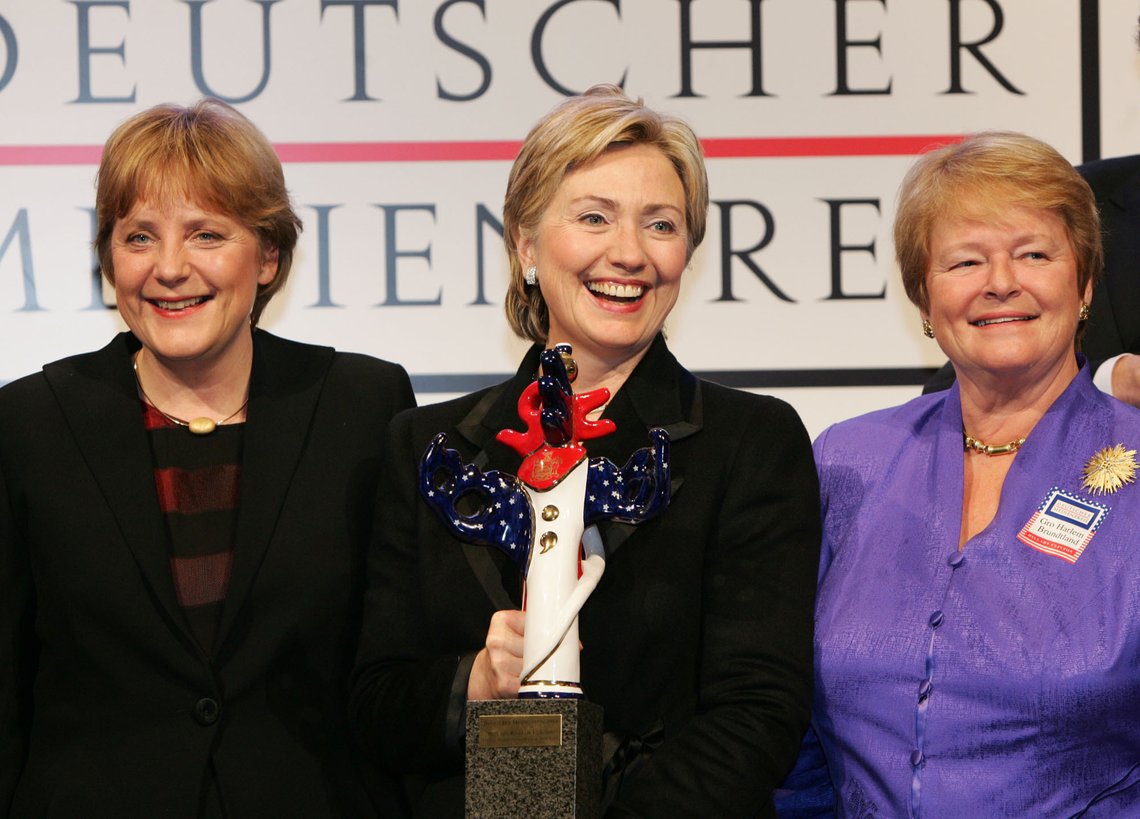 US Senatorin Hillary Clinton (57), Mitte, praesentiert sich mit der CDU-Vorsitzenden Angela Merkel, links, und der ehemaligen norwegischen Ministerpraesidentin Gro Harlem Brundtland, rechts, den Fotografen am Sonntag, 13.Februar 2005 in Baden-Baden., nachdem sie wegen ihrer US Senatorin Hillary Clinton (57), Mitte, praesentiert sich mit der CDU-Vorsitzenden Angela Merkel, links, und der ehemaligen norwegischen Ministerpraesidentin Gro Harlem Brundtland, rechts, den Fotografen am Sonntag, 13.Februar 2005 in Baden-Baden., nachdem sie wegen ihrer