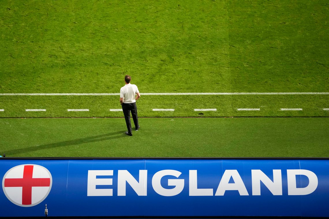 England manager står alene på sidelinjen under kampen mot Danmark. Det ser ikke ut til at han har noen plan, og kampen endte 1-1. Foto: AP /Darko Vojinovic/ NTB England manager står alene på sidelinjen under kampen mot Danmark. Det ser ikke ut til at han har noen plan, og kampen endte 1-1. Foto: AP /Darko Vojinovic/ NTB