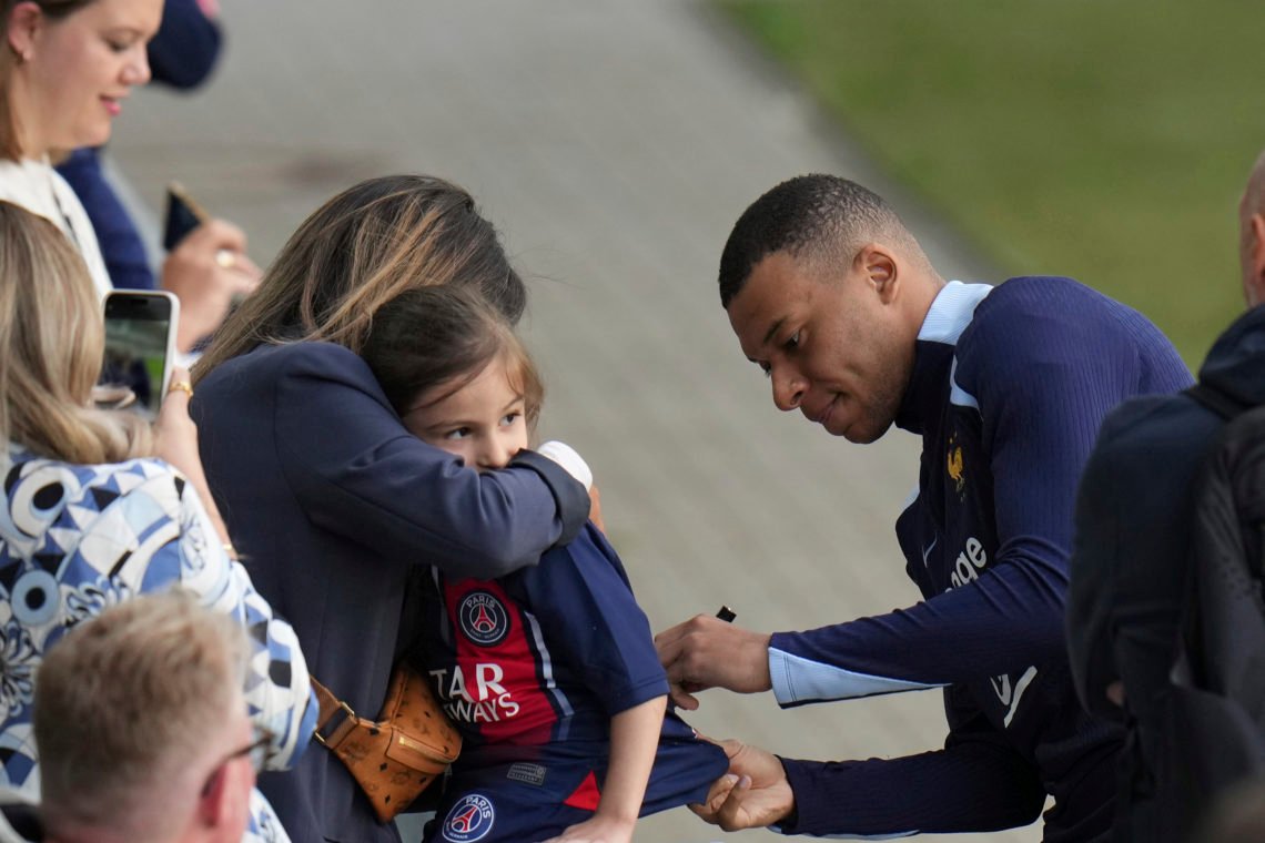 Kylian Mbappé signerer autografer i Tyskland. Foto: Hassan Ammar / AP / NTB Kylian Mbappé signerer autografer i Tyskland. Foto: Hassan Ammar / AP / NTB