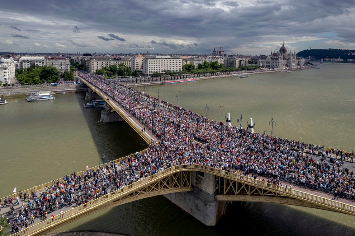 Megademonstrasjon mot krigen i Budapest lørdag. Folk frykter verdenskrig. Deltakere går på Margaretabroen under en marsj mot krigen i Ukraina i Budapest, Ungarn, lørdag 1. juni 2024. Titusener av mennesker samlet seg i Ungarns hovedstad lørdag for å vise sin støtte til statsminister Viktor Orbán en uke før valget til Europaparlamentet, en valgkamp som han har fremstilt som et eksistensielt vendepunkt mellom fred og verdenskrig. (Zsolt Czegledi/MTI via AP) Megademonstrasjon mot krigen i Budapest lørdag. Folk frykter verdenskrig. Deltakere går på Margaretabroen under en marsj mot krigen i Ukraina i Budapest, Ungarn, lørdag 1. juni 2024. Titusener av mennesker samlet seg i Ungarns hovedstad lørdag for å vise sin støtte til statsminister Viktor Orbán en uke før valget til Europaparlamentet, en valgkamp som han har fremstilt som et eksistensielt vendepunkt mellom fred og verdenskrig. (Zsolt Czegledi/MTI via AP)