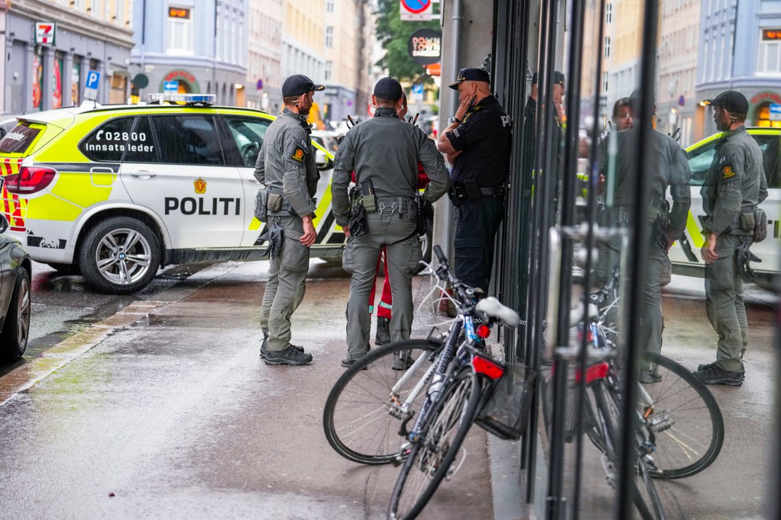 Politiet jobber på flere steder i området rundt Sentrum Scene, hvor en person ble knivstukket. To personer skal være pågrepet.
Foto: Javad Parsa / NTB Politiet jobber på flere steder i området rundt Sentrum Scene, hvor en person ble knivstukket. To personer skal være pågrepet.
Foto: Javad Parsa / NTB