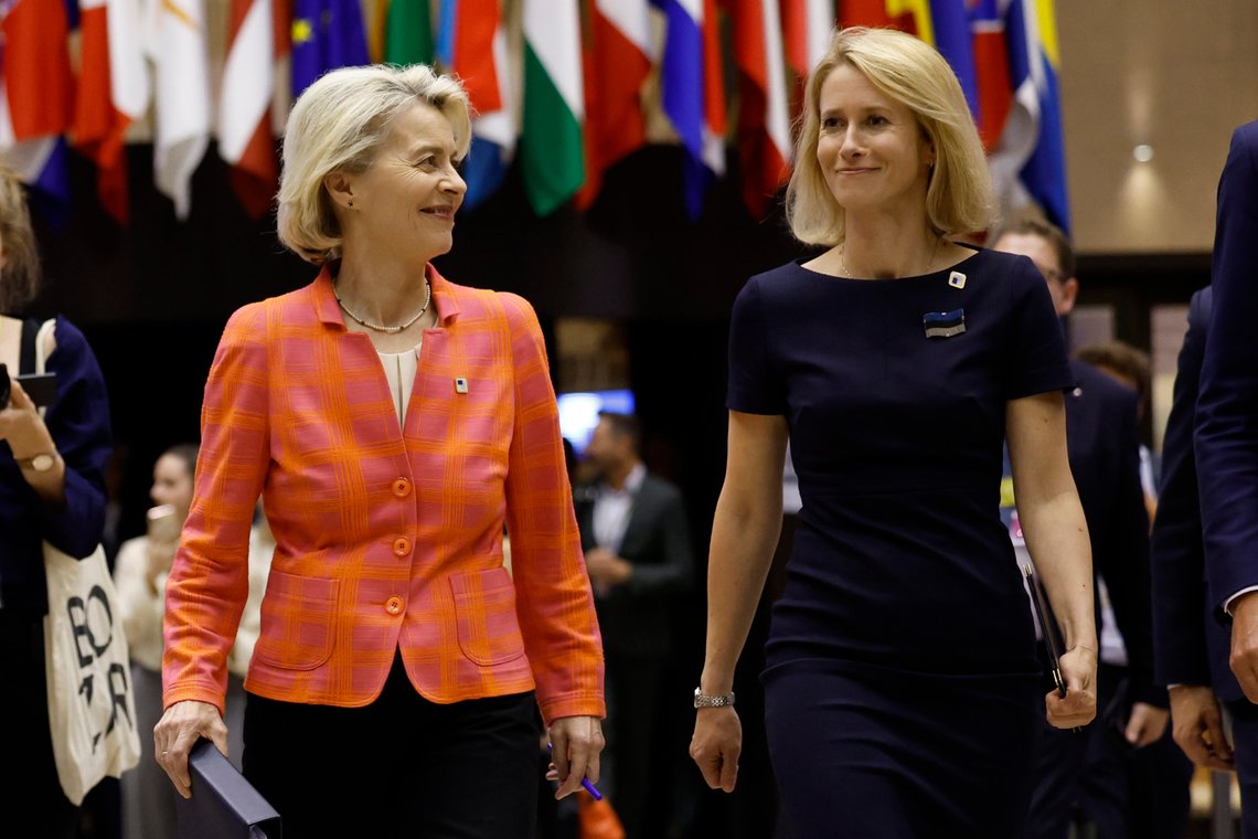 EU-kommisjonens president Ursula von der Leyen og Estlands statsminister Kaja Kallas, som etter alt å dømme blir EUs nye utenrikssjef, på vei til en pressekonferanse i Brussel natt til fredag. Foto: Geert Vanden Wijngaert / AP / NTB EU-kommisjonens president Ursula von der Leyen og Estlands statsminister Kaja Kallas, som etter alt å dømme blir EUs nye utenrikssjef, på vei til en pressekonferanse i Brussel natt til fredag. Foto: Geert Vanden Wijngaert / AP / NTB
