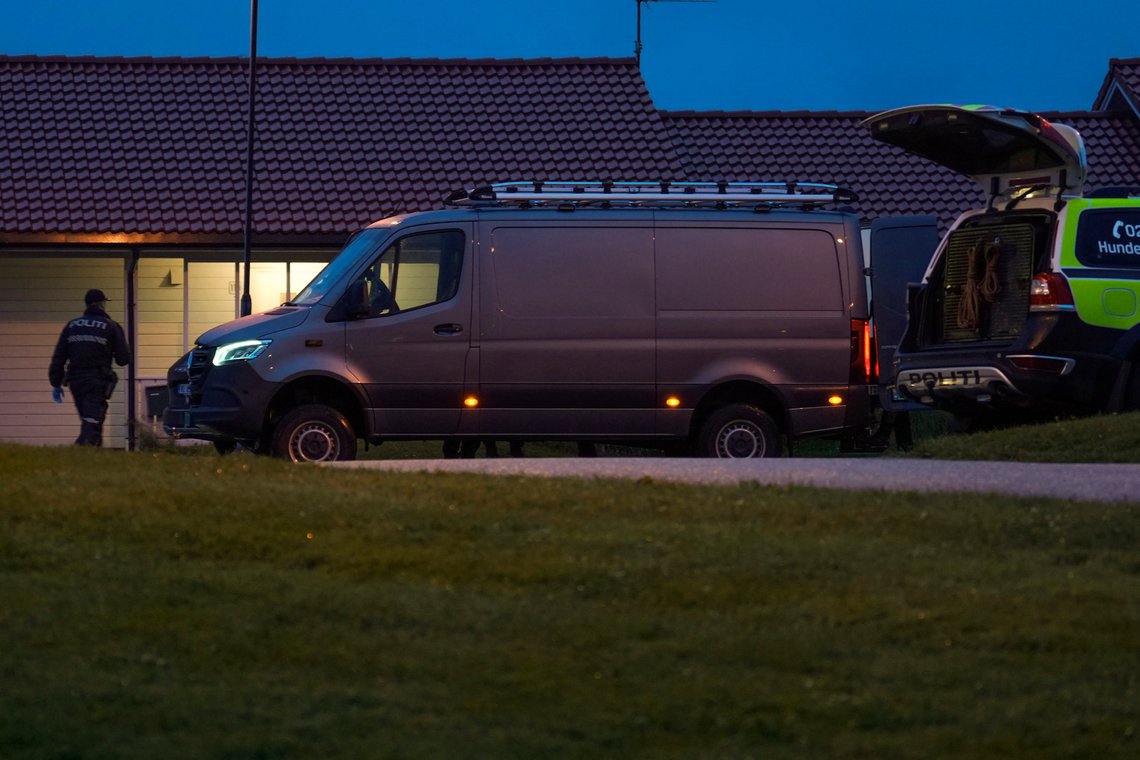 Politiet har rykket ut til en voldshendelse på Åkra på Karmøy lørdag kveld. Her er bilen til kriminalteknikerne som har bistått på stedet.
Foto: Jan Kåre Ness / NTB Politiet har rykket ut til en voldshendelse på Åkra på Karmøy lørdag kveld. Her er bilen til kriminalteknikerne som har bistått på stedet.
Foto: Jan Kåre Ness / NTB