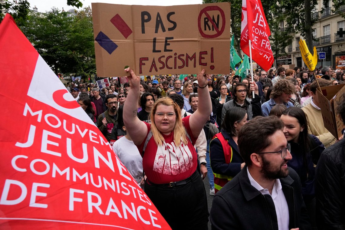 En demonstrant holder opp en antifascistisk plakat under massemønstringen i Paris lørdag. Foto: Michel Euler / AP / NTB En demonstrant holder opp en antifascistisk plakat under massemønstringen i Paris lørdag. Foto: Michel Euler / AP / NTB