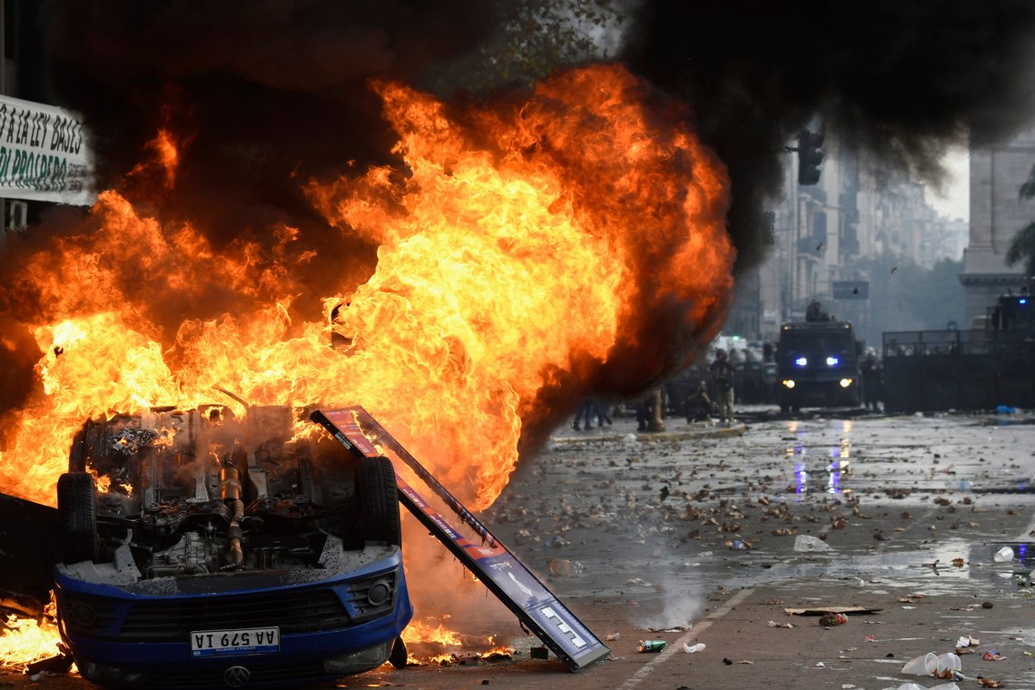 Biler ble satt i brann av demonstrantene, som motsetter seg en reformpakke som har til hensikt å få landets skakkjørte økonomi på beina. De mener reformene går for langt. Foto: Gustavo Garello / AP / NTB Biler ble satt i brann av demonstrantene, som motsetter seg en reformpakke som har til hensikt å få landets skakkjørte økonomi på beina. De mener reformene går for langt. Foto: Gustavo Garello / AP / NTB