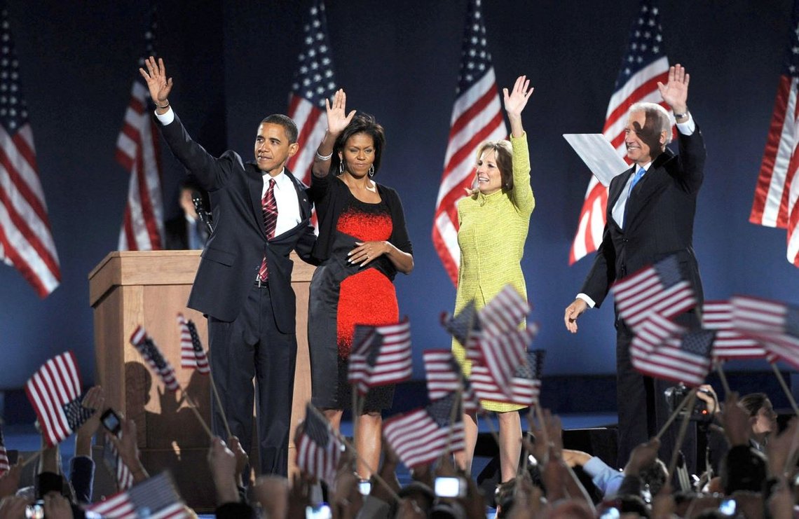 Senator Barack Obama, kona Michelle Obama, Jill Biden, Joe Biden under en offentlig opptreden i forbindelse med Barack Obamas seierstale og feiring av det amerikanske presidentvalget, Grant Park, Chicago, 4. november 2008. Foto. Shutterstock av Everett Collection, USA. Senator Barack Obama, kona Michelle Obama, Jill Biden, Joe Biden under en offentlig opptreden i forbindelse med Barack Obamas seierstale og feiring av det amerikanske presidentvalget, Grant Park, Chicago, 4. november 2008. Foto. Shutterstock av Everett Collection, USA.