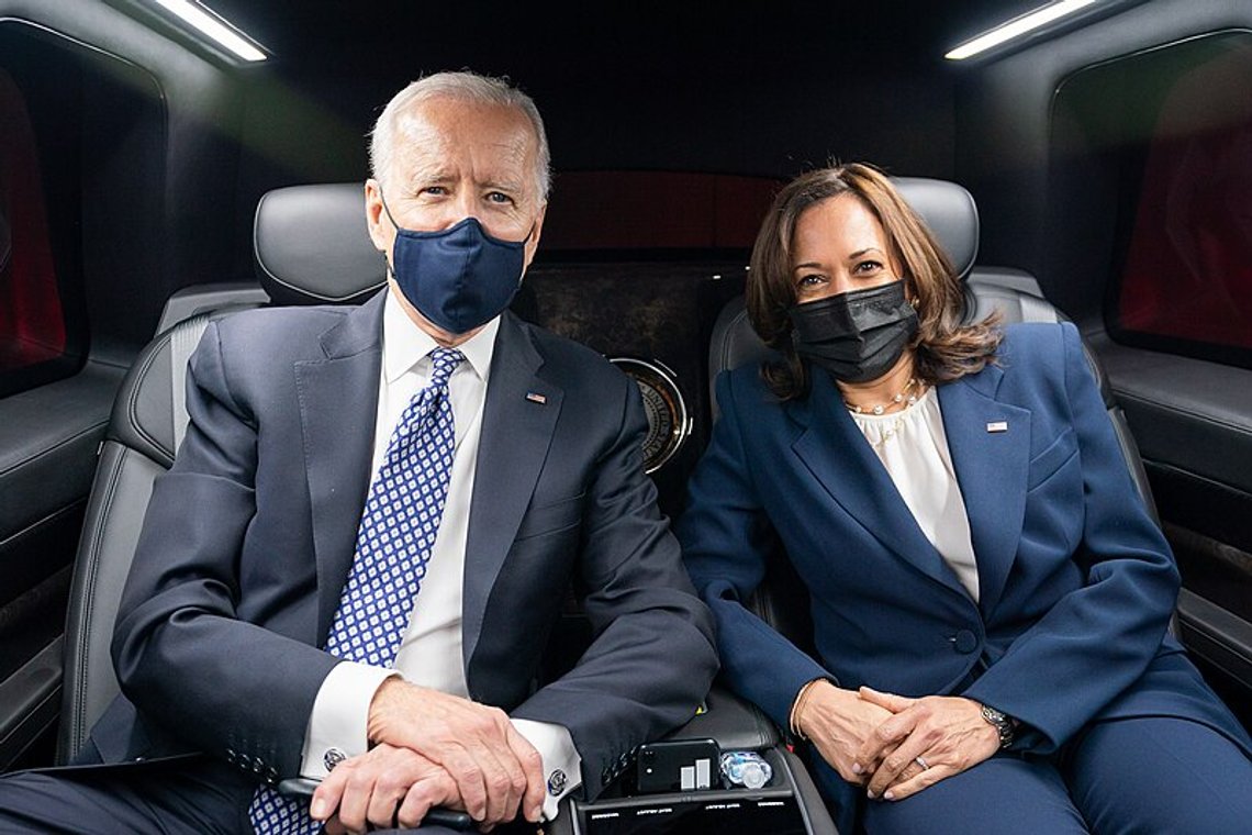 President Joe Biden utnevnte visepresident Kamala Harris til å lede USAs respons på migrantkrisen langs grensen i mars 2021. Siden da har millioner av illegale flyktninger krysset grensen, blant dem hundrevis av illegale med tilknytning til terrorgrupper. President Joe Biden og visepresident Kamala Harris poserer for et bilde mens de kjører i presidentens limousin fra Emory University i Atlanta fredag 19. mars 2021 til Peachtree Dekalb flyplass. (Offisielt foto fra Det hvite hus av Adam Schultz), Wikimedia Commons. President Joe Biden utnevnte visepresident Kamala Harris til å lede USAs respons på migrantkrisen langs grensen i mars 2021. Siden da har millioner av illegale flyktninger krysset grensen, blant dem hundrevis av illegale med tilknytning til terrorgrupper. President Joe Biden og visepresident Kamala Harris poserer for et bilde mens de kjører i presidentens limousin fra Emory University i Atlanta fredag 19. mars 2021 til Peachtree Dekalb flyplass. (Offisielt foto fra Det hvite hus av Adam Schultz), Wikimedia Commons.