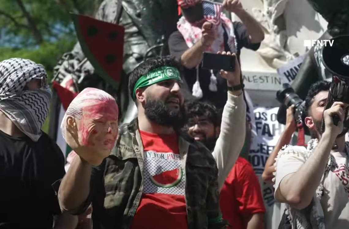 Foto: Skjermdump Freedom TV, YouTube. Blodig maske av Biden holdt opp av demonstrant mens «FJB» tagget på statue og amerikansk flagg satt i brann DC. Foto: Skjermdump Freedom TV, YouTube. Blodig maske av Biden holdt opp av demonstrant mens «FJB» tagget på statue og amerikansk flagg satt i brann DC.