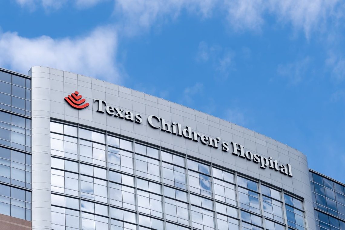 Houston, TX, USA - 9. mars 2022: Texas Children's Hospital-bygningen i Houston. Foto: Shutterstock av JHVEPhoto. Houston, TX, USA - 9. mars 2022: Texas Children's Hospital-bygningen i Houston. Foto: Shutterstock av JHVEPhoto.