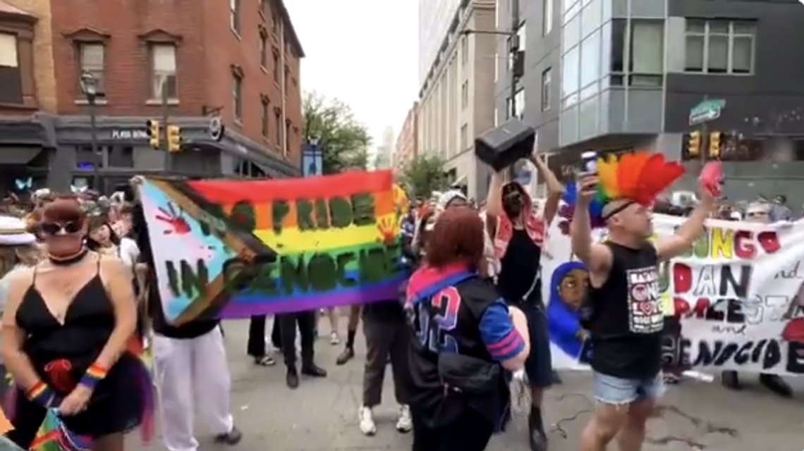 Anti-israelske demonstranter bar plakat med teksten «No pride in genocide». Stillbilde video/ X/ Way of the World Anti-israelske demonstranter bar plakat med teksten «No pride in genocide». Stillbilde video/ X/ Way of the World