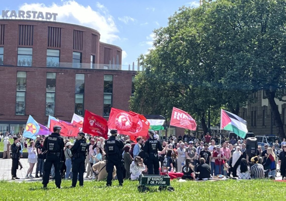Palestina-demonstranter forstyrret uten tillatelse valgkampavslutningen til SPD i Duisburg. Thunberg-inspierte Friday for Future var tydeligvis til stede. Foto: X/ ZebraZwist Palestina-demonstranter forstyrret uten tillatelse valgkampavslutningen til SPD i Duisburg. Thunberg-inspierte Friday for Future var tydeligvis til stede. Foto: X/ ZebraZwist
