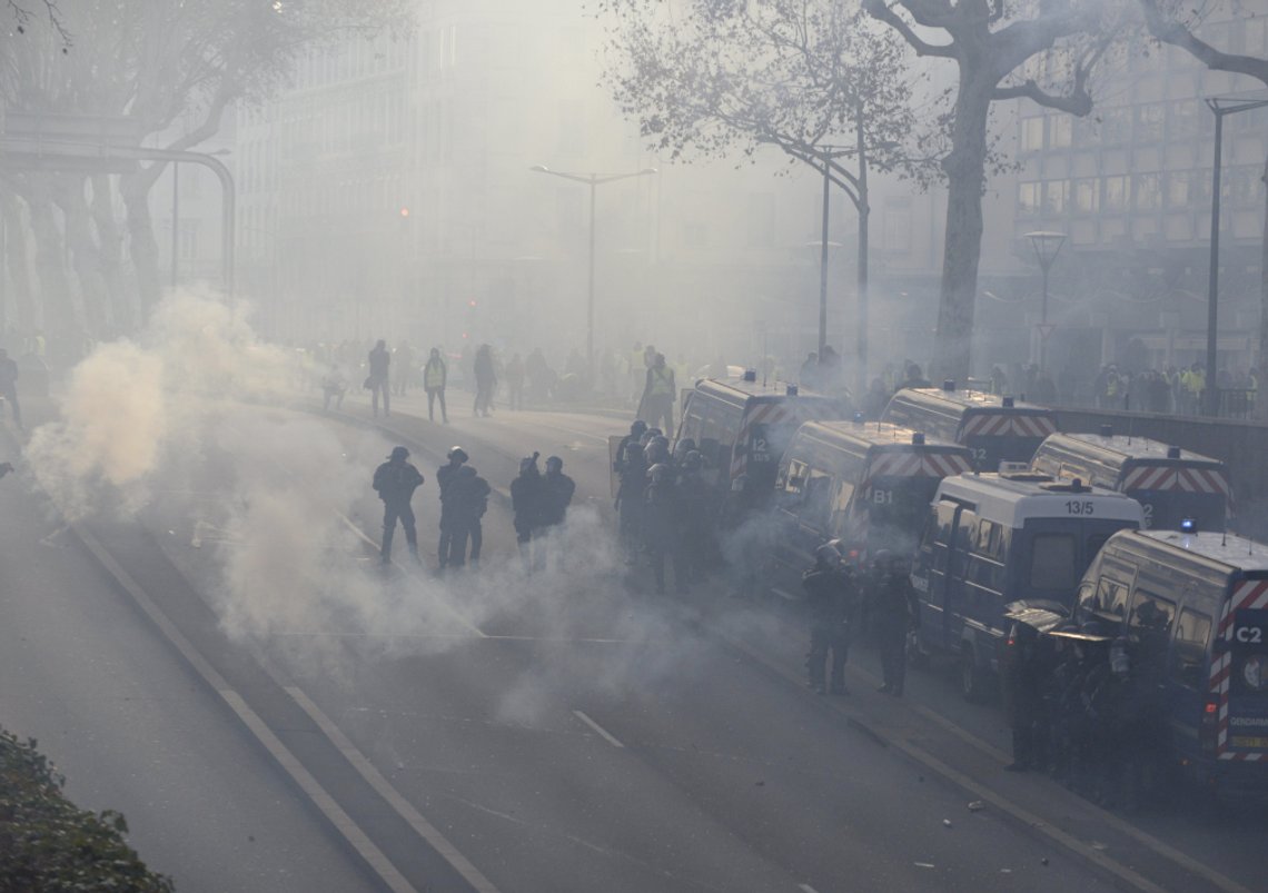 Frankrike beveger seg i en retning som minner om en krigssone. Foto: X/ @actufr_lyon Frankrike beveger seg i en retning som minner om en krigssone. Foto: X/ @actufr_lyon